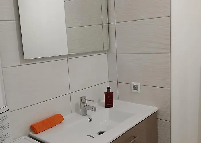 Le Cosy Grand 2 Pieces Avec Terrasse Couverte Jardin Et Place De Parking Lejlighed Caen